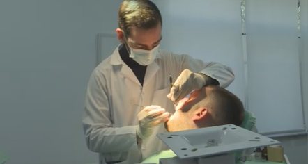 Kujdesi për dhëmbët  tek dentisti vetëm kur kemi dhimbje  Klinika në QSUT ofron shërbime falas