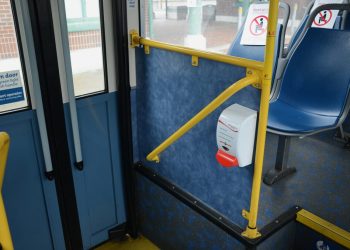 E mitura mbeti e dëmtuar nga mbyllja e derës, procedohet shoferi i autobusit në Tiranë