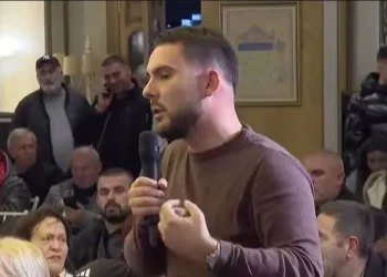 Berisha kritikohet në sy nga i riu: U çuditëm, si merret PD gjithë kohës vetëm me shkarkimin e Peleshit? E thjeshtë të rrish me rrogë deputeti në opozitë