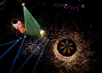 GALERI/ Bota ndriçohet nga magjia e festave, nga Sheshi “Skënderbej” deri në New York, ja si po e pret planeti Vitin e Ri