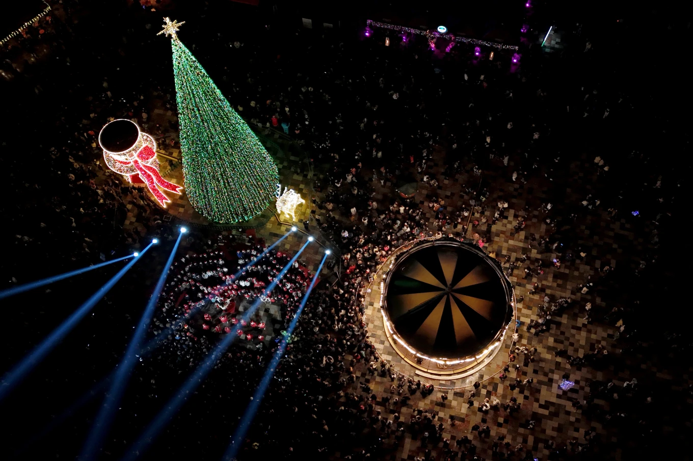 GALERI  Bota ndriçohet nga magjia e festave  nga Sheshi  Skënderbej  deri në New York  ja si po e pret planeti Vitin e Ri