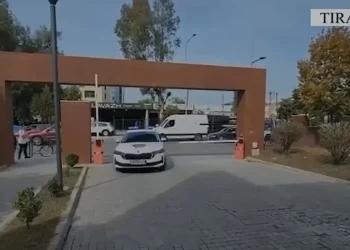 E dhunuan dhe i morën lekët e xhiros pronarit të një biznesi në Tiranë, vihen në pranga tre autorët (EMRAT)