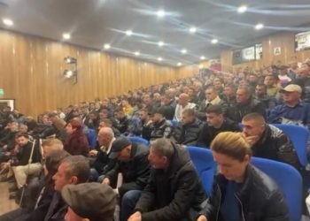 VIDEO- Foltorja e Salianjit, takim me strukturat e PD në Durrës, të pranishëm Alimehmeti dhe Kalaja