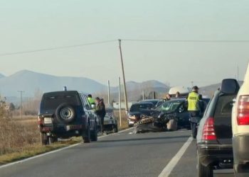 Aksident i dyfishtë në Lezhë-Shkodër, 3 të plagosur. Një nga automjetet përfundon në parcelë