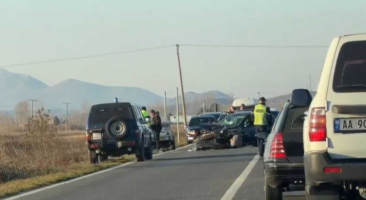 Aksident i dyfishtë në Lezhë Shkodër  3 të plagosur  Një nga automjetet përfundon në parcelë
