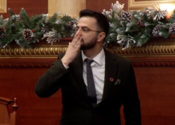 Puthi me dorë në Kuvend gjatë betimit/ Shabani: Nuk është formë ironike apo cinike! Kisha marrë me vete familjarët e mi