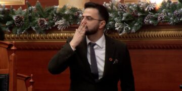 Puthi me dorë në Kuvend gjatë betimit/ Shabani: Nuk është formë ironike apo cinike! Kisha marrë me vete familjarët e mi