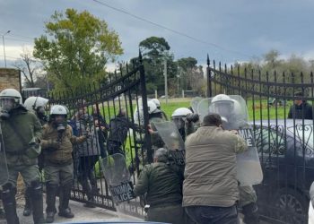 Greqi, përshkallëzohen protestat, fermerët përleshen me policinë. Përdoret gaz lotsjellës, tentuan të mbyllnin aeroportin (VIDEOT)