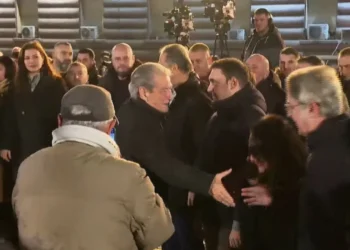 Mbështetësit e PD “tkurren” para Kryeministrisë, Berisha mbledh një grusht njerëzish në protestë