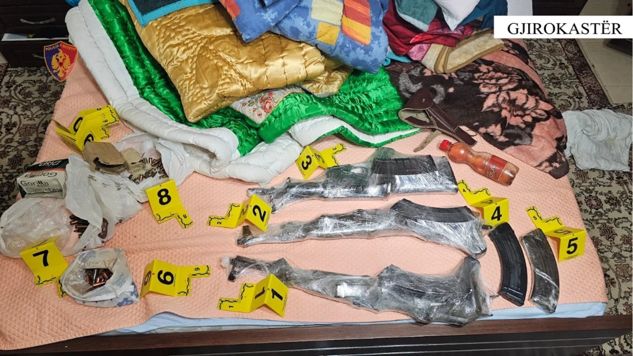 FOTOT  Kontrolle në banesat e vrasësve me pagesë në Gjirokastër  Vlorë dhe Lezhë  Zbulohen armë e municion luftarak  