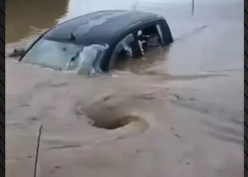 VIDEOT-Stuhia në Greqi, ja skenat dramatike/ Rryma tërheq makinën, momenti kur familja shpëtohet nga mbytja