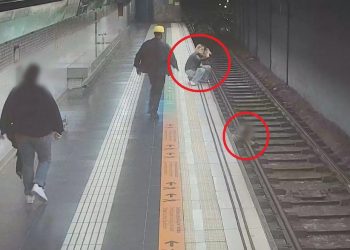 VIDEO- Vepron menjëherë, gruaja heroinë shpëton burrin e dehur që bie mbi shinat e trenit