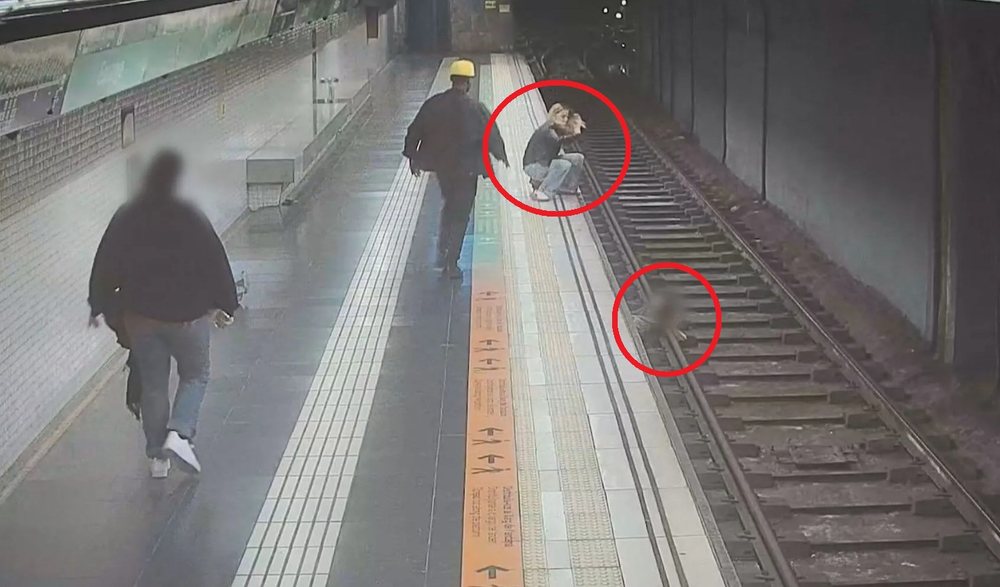VIDEO  Vepron menjëherë  gruaja heroinë shpëton burrin e dehur që bie mbi shinat e trenit