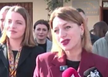 VIDEO-Prefektja e Shkodrës ngatërrohet me urimin për Krishtlindjen, gazetarët i kujtojnë që është LIVE: Dhe njëherë prej fillimi ju lutem