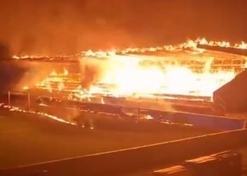 VIDEO-E çuditshme në futbollin europian/ Tifozët i vënë flakën stadiumit pasi ekipi ra nga kategoria