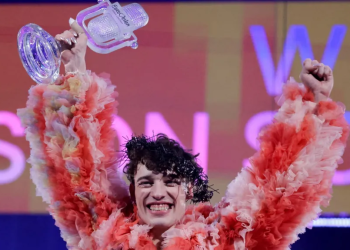 Nemo kthen trofeun e Eurovisionit në shenjë proteste ndaj pjesëmarrjes së Izraelit