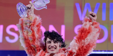 Nemo kthen trofeun e Eurovisionit në shenjë proteste ndaj pjesëmarrjes së Izraelit