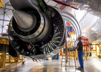 Defekte, vonesa dhe fitime rekord / Shpërthen përplasja mes linjave ajrore dhe prodhuesve