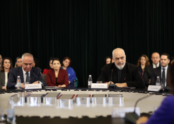 “Media online në degjenerim”, por Rama thotë se gazetarët nuk do dënohen për shpifje!