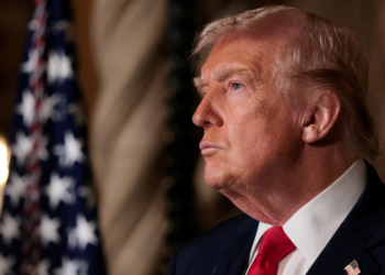 Trump largon 30 diplomatë dhe përgatit terrenin për besnikët e tij