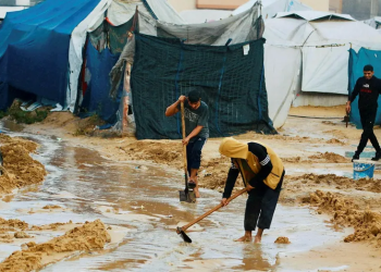 “Gaza mbytet në gjak dhe shi”, mijëra palestinezë nën kërcënimin e sëmundjeve