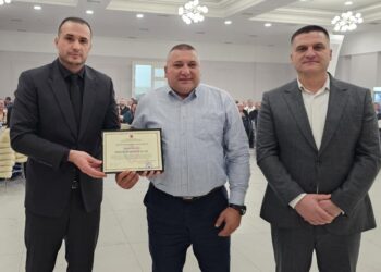 Proda dekoron inspektorin e policisë/ I shpëtoi jetën qytetarit pas shpërthimit të bombës molotov në protestën e opozitës