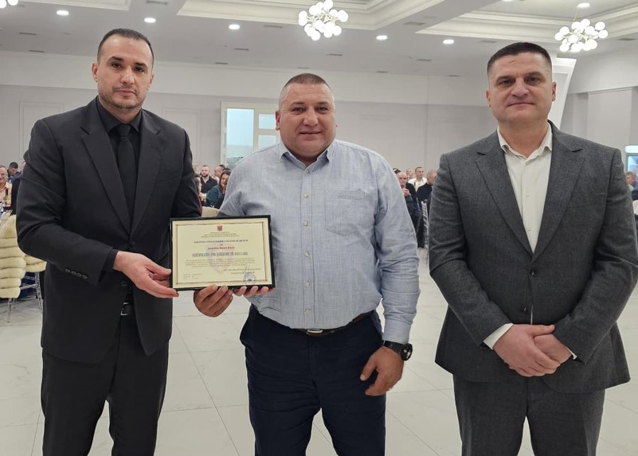 Proda dekoron inspektorin e policisë  I shpëtoi jetën qytetarit pas shpërthimit të bombës molotov në protestën e opozitës