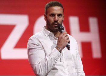 VIDEO/ Incident i rëndë në Strasburg, eurodeputeti ish-basketbollist grushton në mes të rrugës gazetarin! Detajet, emrat dhe..