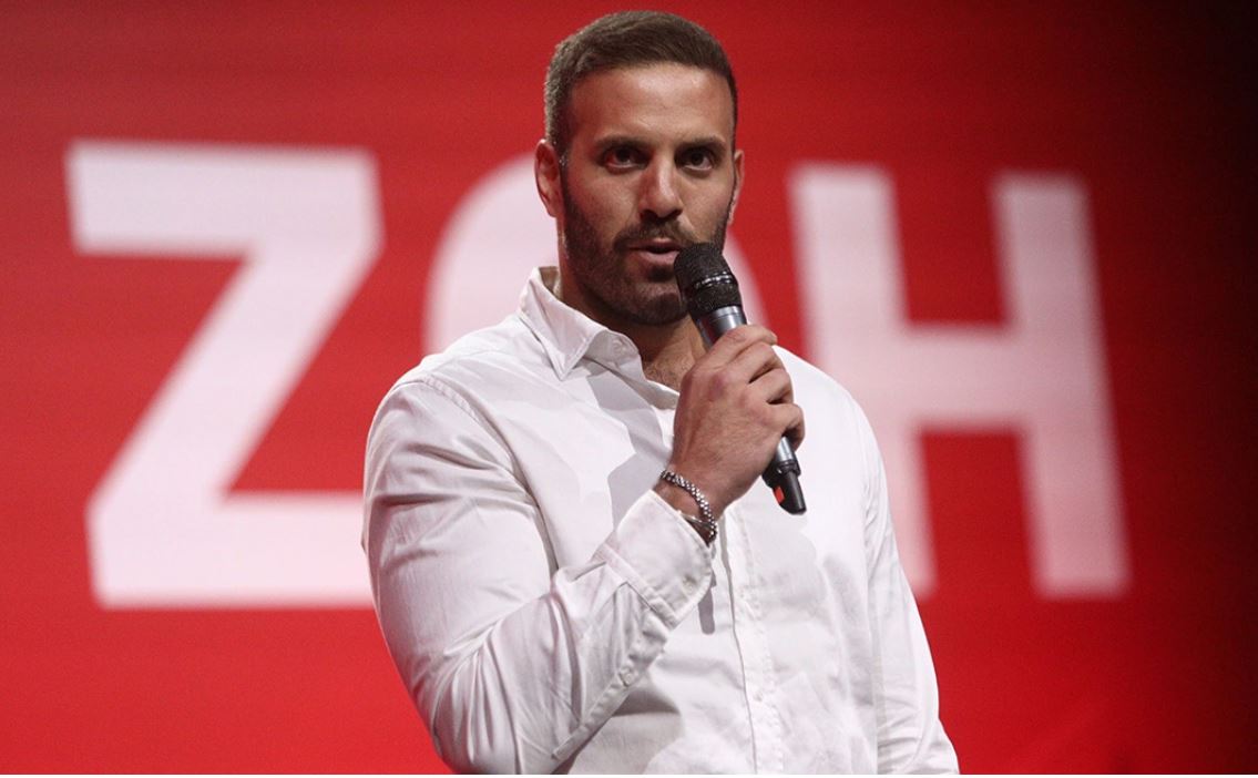 VIDEO  Incident i rëndë në Strasburg  eurodeputeti ish basketbollist grushton në mes të rrugës gazetarin  Detajet  emrat dhe  