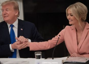 Publikon foton me librat e zgjedhur/ Ivanka Trump po studion historinë e shqiptarëve