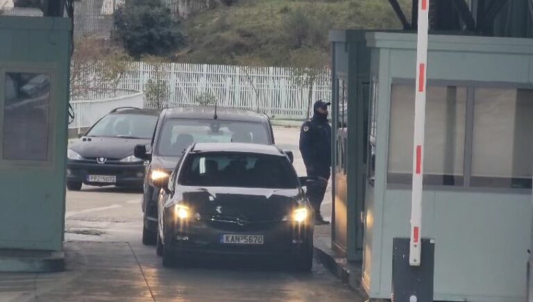 Emigrantët kthehen për festat e fundvitit  rritet fluksi në Kakavijë  Pala greke punon me numër të reduktuar sportelesh