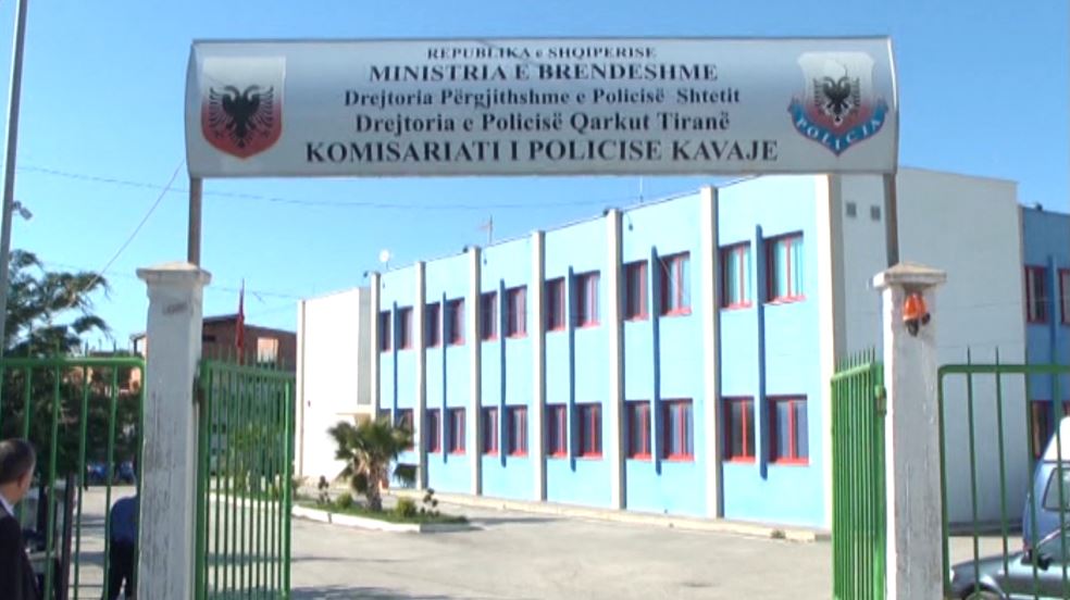 EMRI  E rëndë në Kavajë  plagoset me thikë pronari i një marketi  Dyshohet se autori  