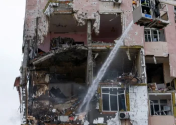 Sulmi rus në Kiev gjatë natës, një i vdekur dhe dhjetëra të plagosur. Mijëra banorë mbeten në errësirë