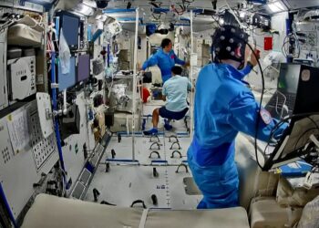 Ekuipazhi i anijes kozmike “Shenzhou-21” kryen eksperimente në fusha të shumta