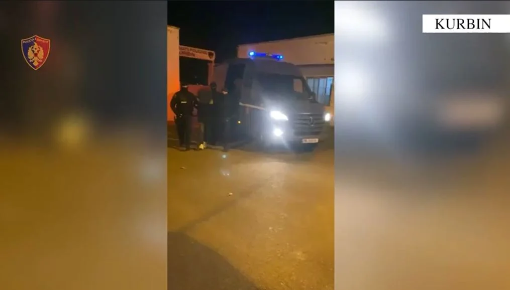 Kërcënonte qytetarët i armatosur me kallashnikov  Theu xhamat e makinave dhe të një lokali  arrestohet i riu në Laç