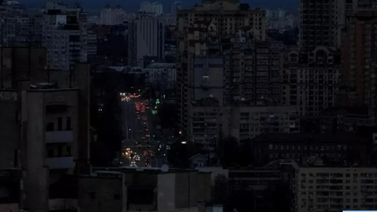Ukraina feston Krishtlindjet në errësirë  sulmet ruse shkaktuan ndërprerje të furnizimit me energji