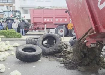 VIDEO/Fermerët në protestë para shtëpisë së Macron! Lakra, goma, kamionë me baltë dhe një arkivol para banesës së presidentit…