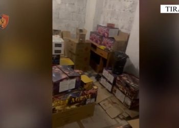 Gjenden qindra koli me mijëra fishekëzjarre, arrestohet pronari i magazinës