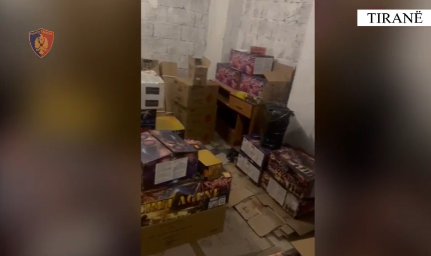 Gjenden qindra koli me mijëra fishekëzjarre  arrestohet pronari i magazinës