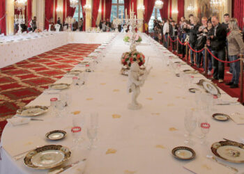 Vjedhja në Pallatin Elysee, sendet prej porcelani dhe argjendi me vlerë deri në 40 mijë euro përfundojnë për shitje në faqe online! 3 bien në pranga