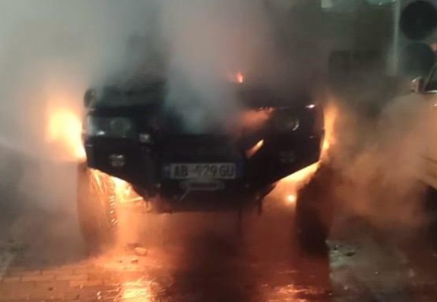 Përfshihet nga flakët një makinë e parkuar në Pogradec  dyshohet se zjarri është i qëllimshëm