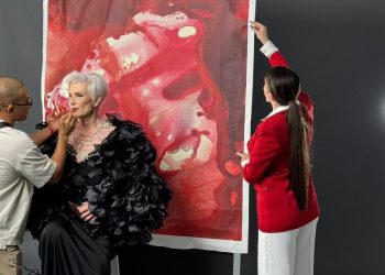 Pozon për Fadil Berishën, mamaja e Elon Musk mes veprave të artistes shqiptare që pikturon vetëm me duar