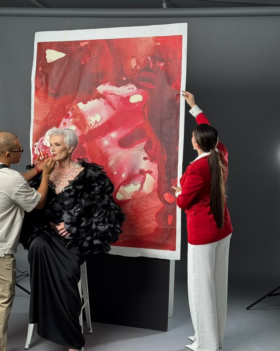 Pozon për Fadil Berishën  mamaja e Elon Musk mes veprave të artistes shqiptare që pikturon vetëm me duar