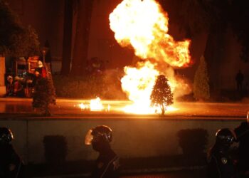 Situata te Kryeministria – “Janë identifikuar personat që hodhën molotov, pritet të ndalohen”