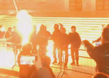 Hedhja e molotovëve te Kryeministria/ Lëndohen dy policë, një fotograf dhe një protestues