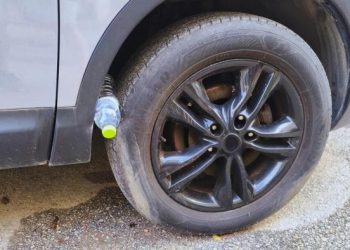 Shishe plastike në gomat e makinës, si të mbrohen shoferët nga truku i ri i grabitësve