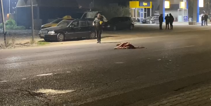 (FOTO – VIDEO)19-vjeçari përplasi për vdekje këmbësorin/ Drejtonte ‘Audin’ me shpejtësi të lartë