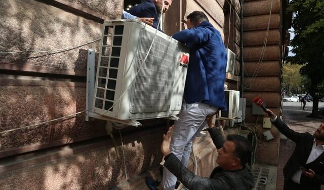 Kur Flamur Noka ndihmonte Ervin Salianjin që të hynte në Kuvend nga dritarja