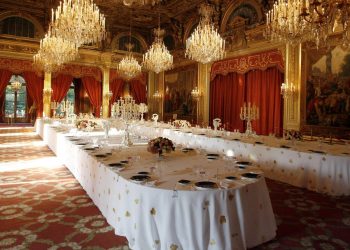 Punonjësi i Pallatit Élysée vjedh enët e përdorura nga Macron dhe familja e tij