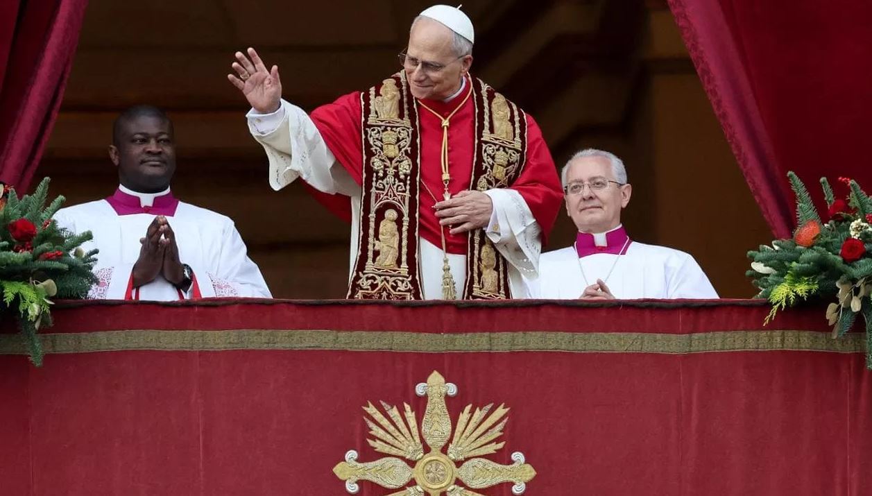  Vuajtjet e njerëzimit bërtasin   Papa Leone XIV mban meshën e Krishtlindjeve  Mos harroni tendat e Gazës  refugjatët dhe 